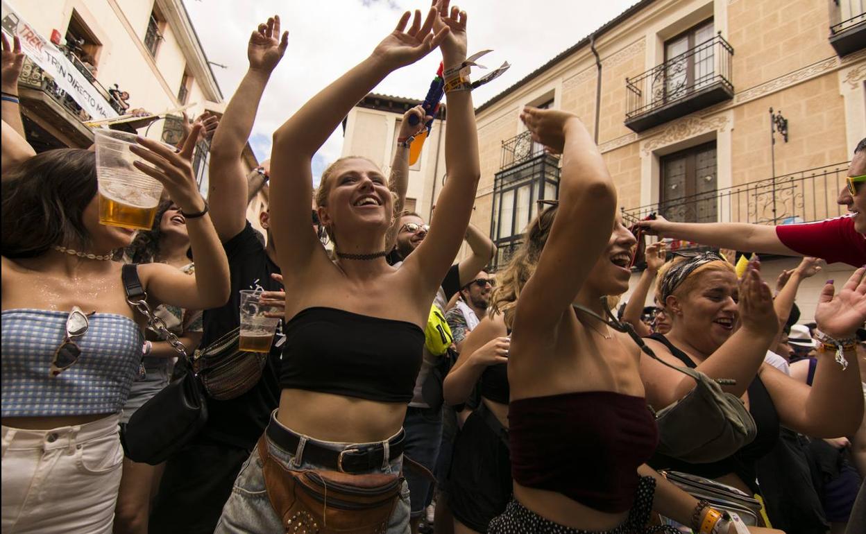 El público baila en la plaza del Trigo. 