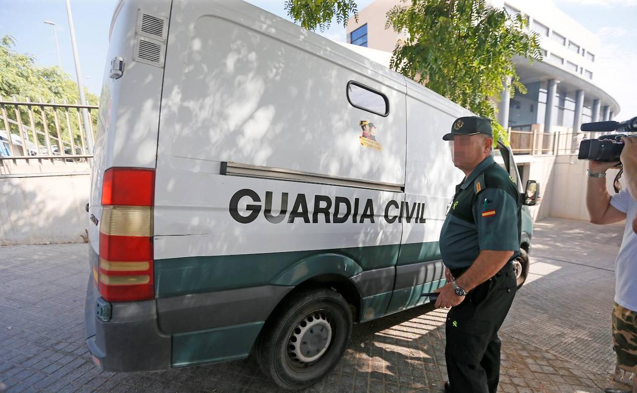 El furgón con los cinco detenidos por la presunta violación de una turista en Benidorm llega a los juzgados.