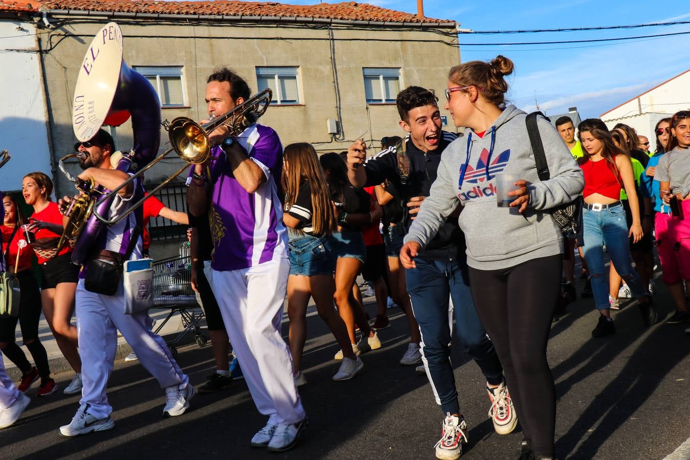 Fotos: Desfile de peñas en La Overuela