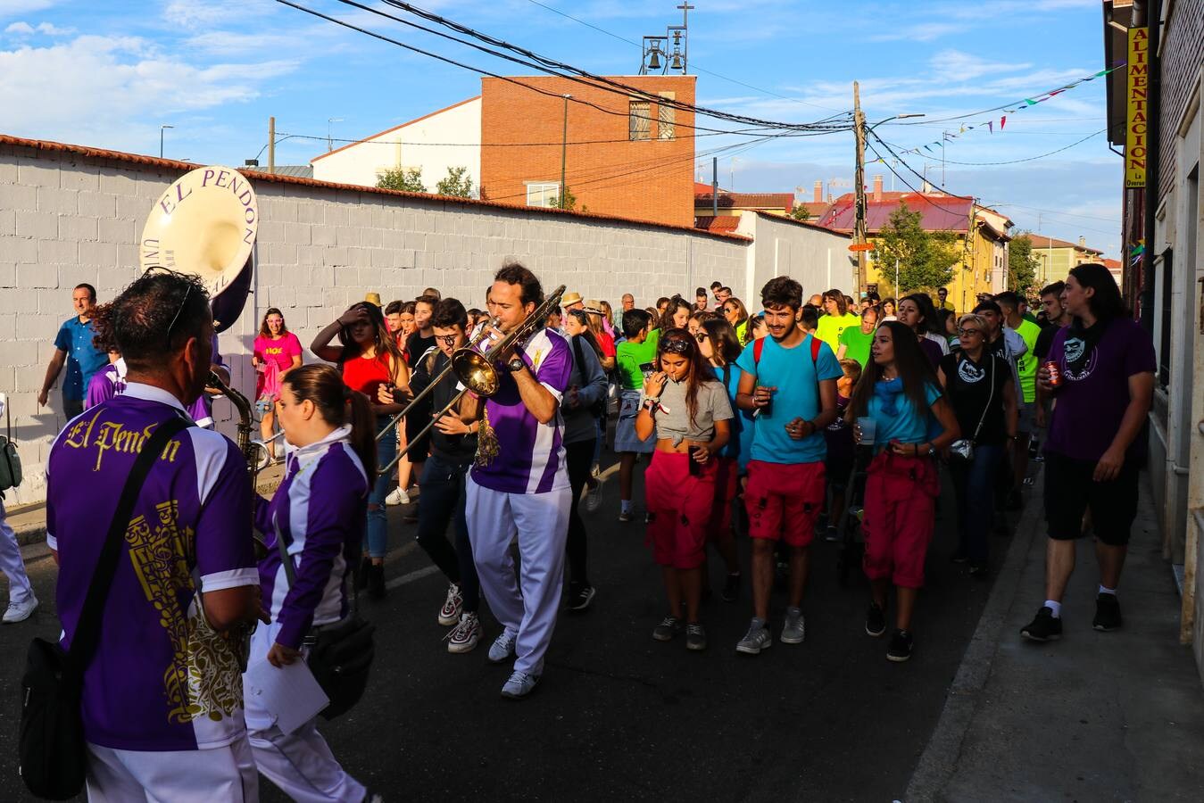 Las peñas tiñen de color las fiestas de La Overuela (Valladolid) con un desfile que se encargó de inaugurar el programa de actividades en honor a la Virgen de la Ascensión.