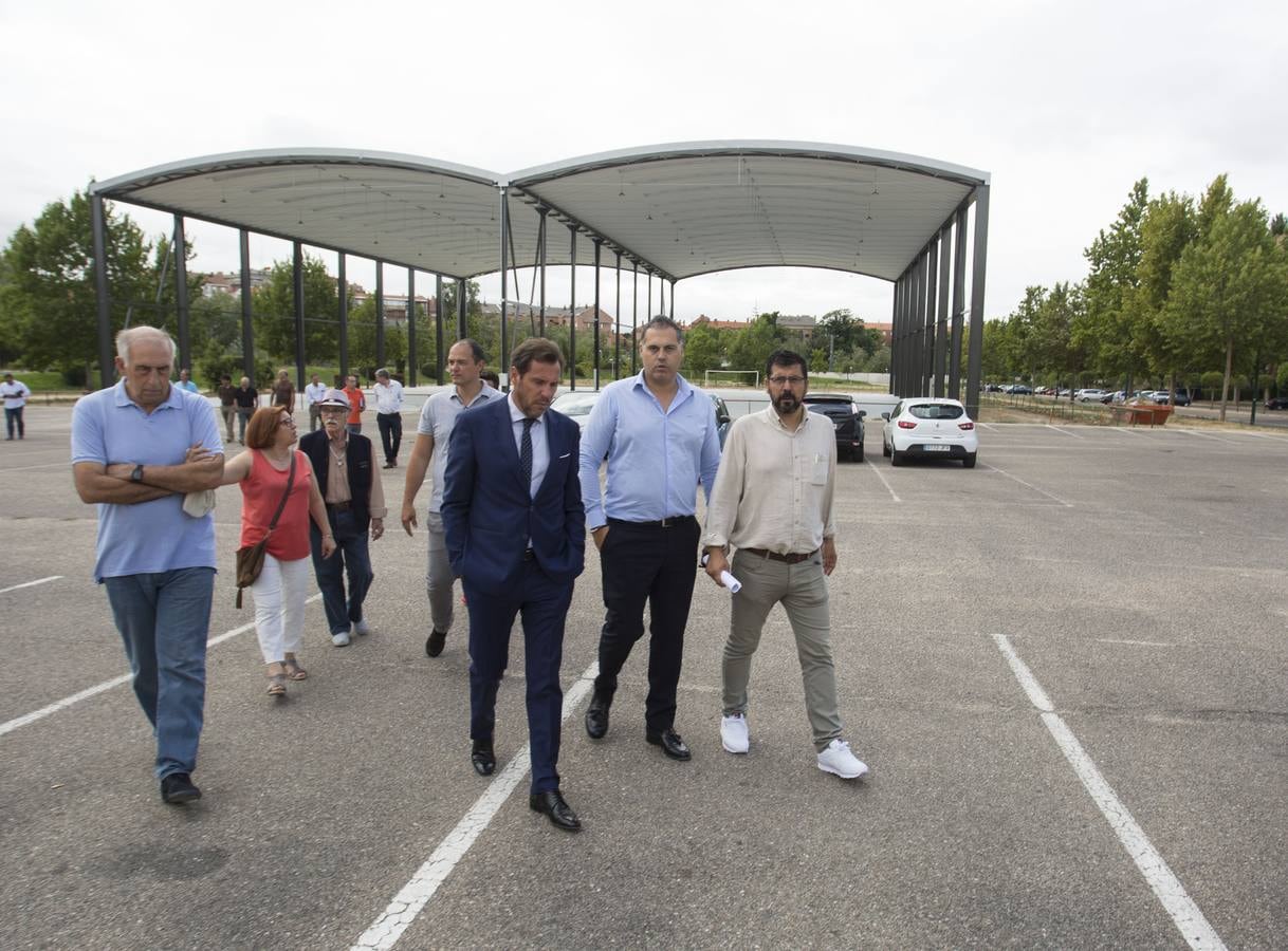 El alcalde de Valladolid, Óscar Puente, y el concejal de Deportes, Alberto Bustos, comprueban las inversiones en el polideportivo Pisuerga y en la pista polideportiva que se construye en la parcela anexa para el barrio Arturo Eyries.