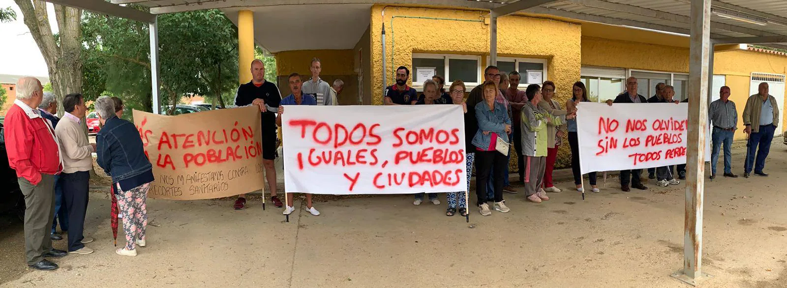 Vecinos de Barcial de la Loma (Valladolid) se manifiestan por los recortes sanitarios.