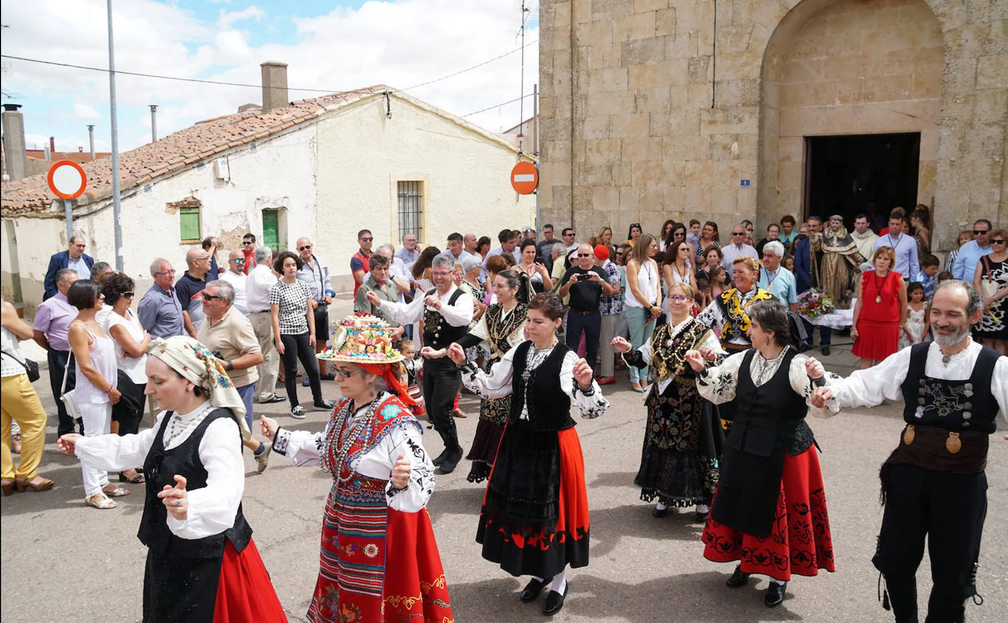 El grupo de danzas local San Marcos, ayer en Doñinos.