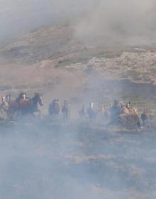 Imagen secundaria 2 - El grupo de caballos se dirige a las llamas del incendio, antes de la maniobra de Ciro Muñoz