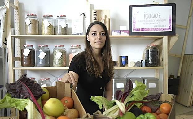 Marina Arias con algunos de los muchos productos que vende en su tienda Ecológicas.