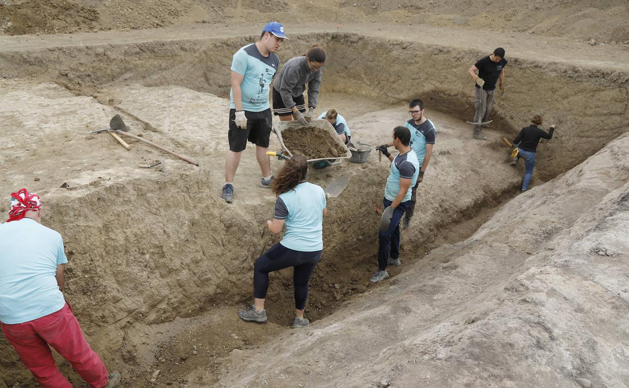 Excavación arqueológica en el yacimiento de Intercatia en Paredes de Nava.