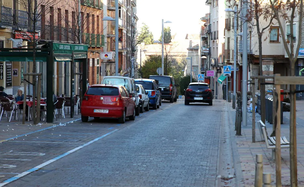 Circulación descendente en la calle José Zorrilla de Segovia. 