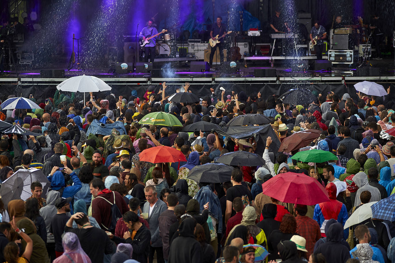 Fotos: La lluvia no puede con la jornada del viernes del Sonorama 2019, 1 de 6