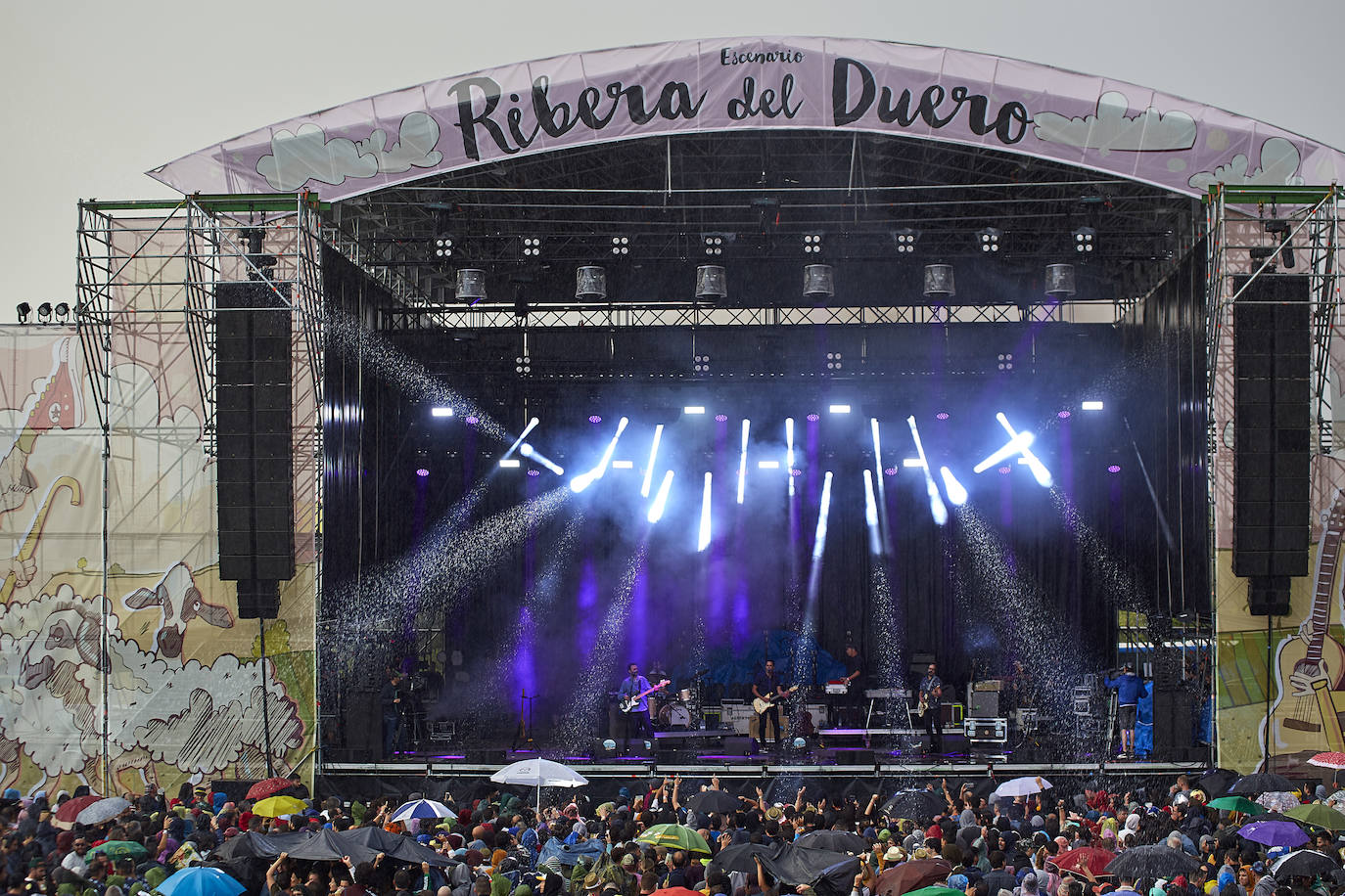 Fotos: La lluvia no puede con la jornada del viernes del Sonorama 2019, 1 de 6