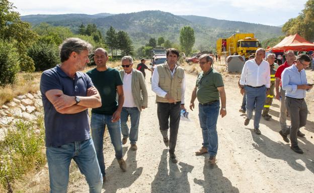 Visita de representantes regionales, provinciales y locales a la zona del incendio. 