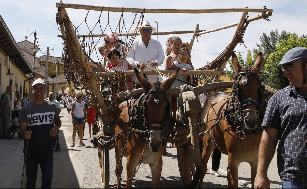 Un carro de acarreo,durante el desfile de maqunaria antigua. 