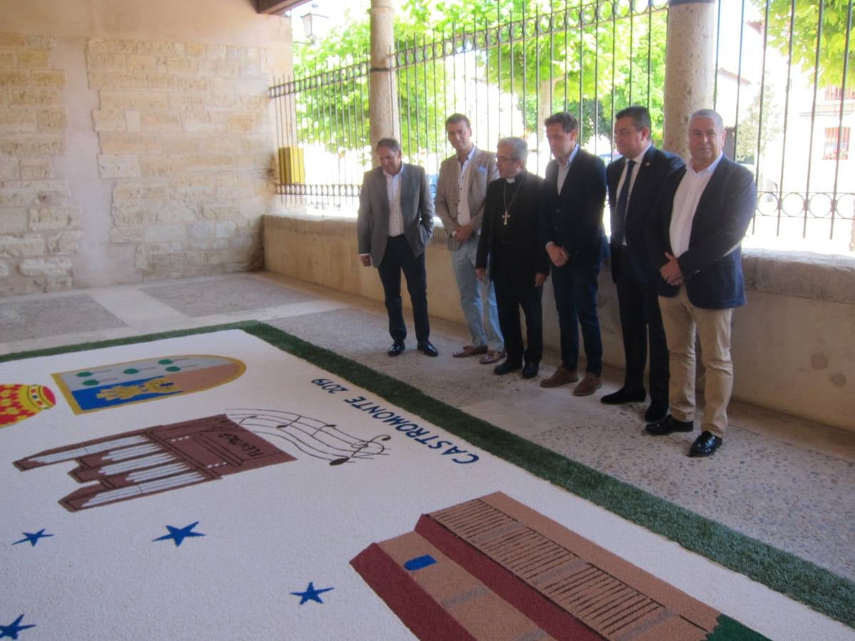 La música de órgano volvió a sonar en la iglesia parroquial de la localidad después de décadas |El obispo auxiliar de Valladolid, Luis Argüello, bendijo el nuevo instrumento