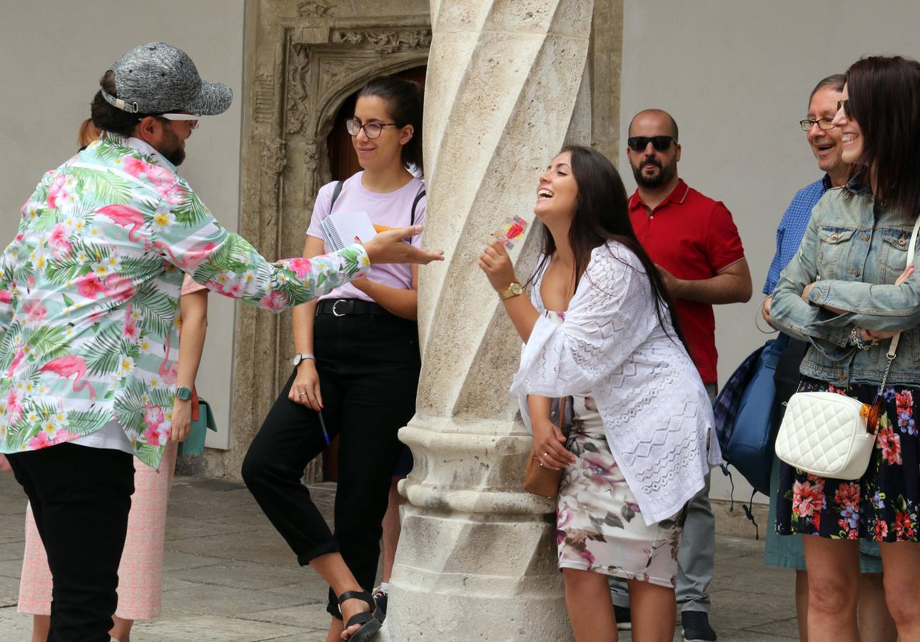 Una visita turística guiada organizada por el Ayuntamiento dentro de su iniciativa 'Paseos de Verano' para concocer la importancia que el séptimo arte tiene en la capital del Pisuerga