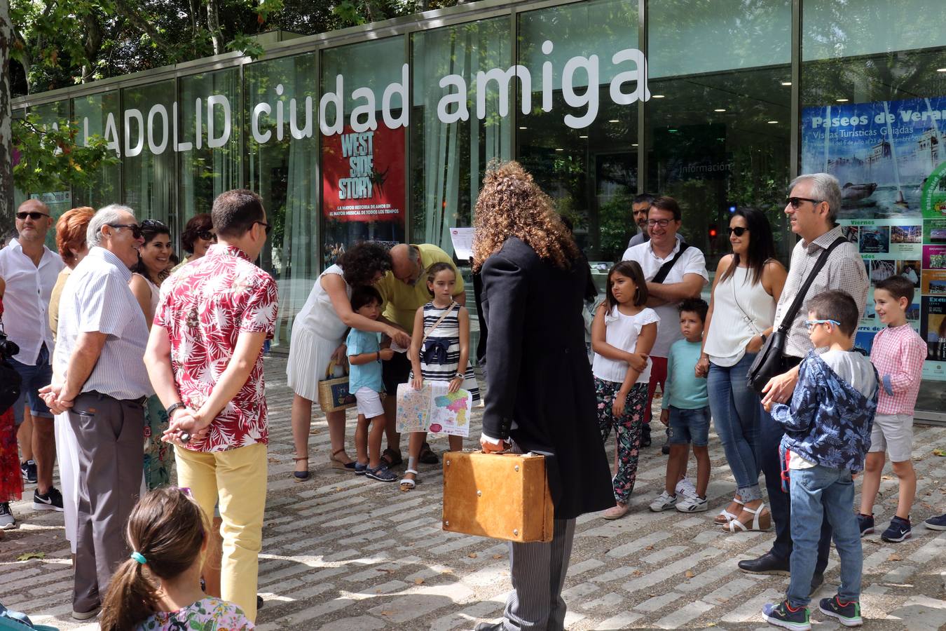 Una visita turística guiada organizada por el Ayuntamiento dentro de su iniciativa 'Paseos de Verano' para concocer la importancia que el séptimo arte tiene en la capital del Pisuerga