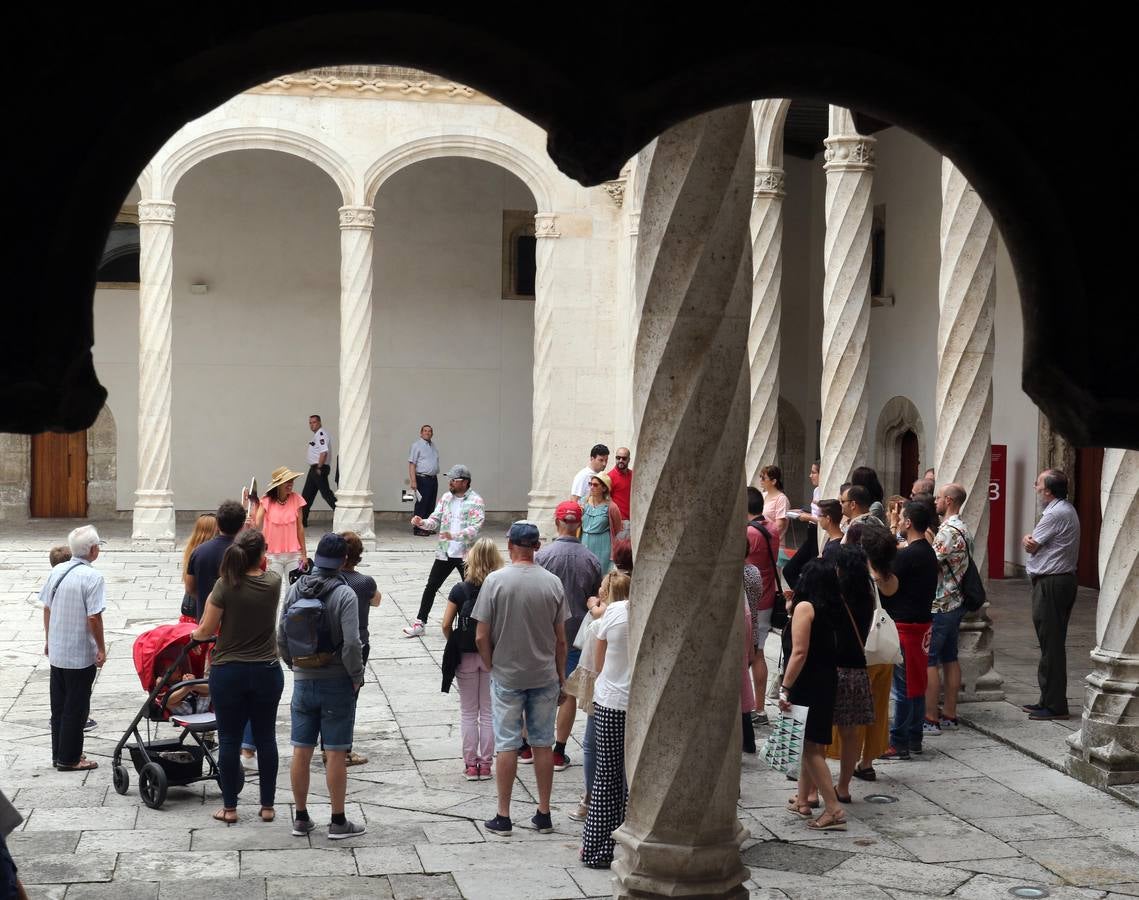 Una visita turística guiada organizada por el Ayuntamiento dentro de su iniciativa 'Paseos de Verano' para concocer la importancia que el séptimo arte tiene en la capital del Pisuerga