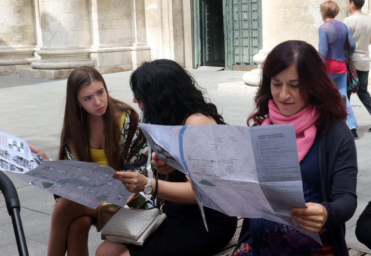 Una visita turística guiada organizada por el Ayuntamiento dentro de su iniciativa 'Paseos de Verano' para concocer la importancia que el séptimo arte tiene en la capital del Pisuerga