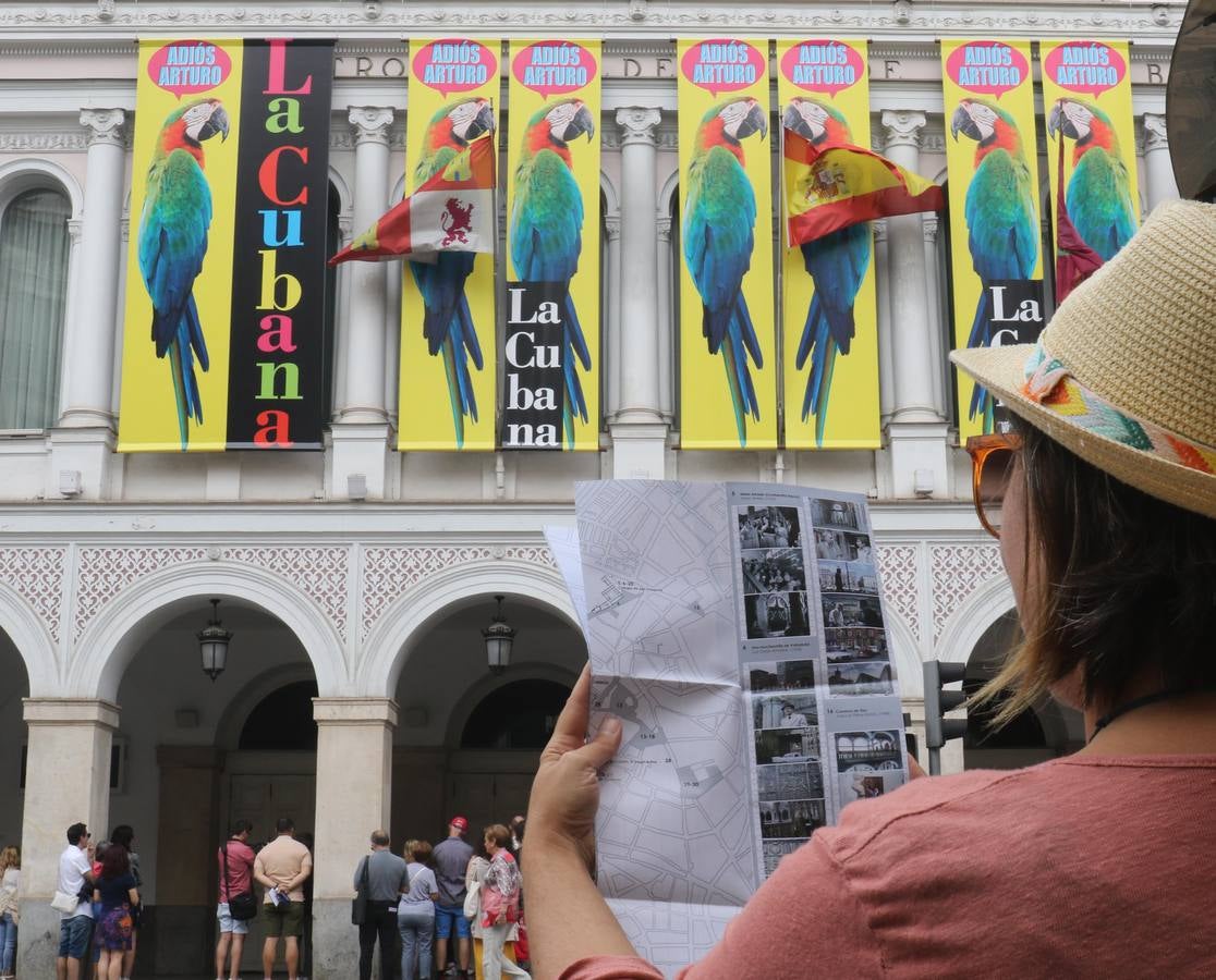 Una visita turística guiada organizada por el Ayuntamiento dentro de su iniciativa 'Paseos de Verano' para concocer la importancia que el séptimo arte tiene en la capital del Pisuerga