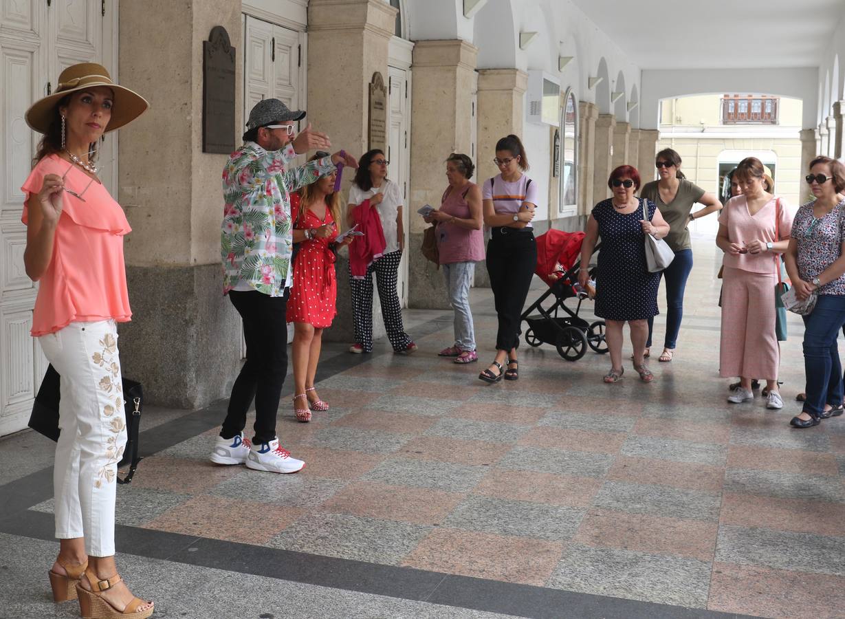 Una visita turística guiada organizada por el Ayuntamiento dentro de su iniciativa 'Paseos de Verano' para concocer la importancia que el séptimo arte tiene en la capital del Pisuerga