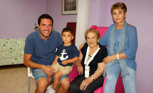 Diego Fernández, padre e hijo, junto a Cristina y Amada González. 