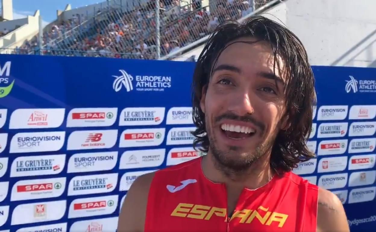 Fernando Carro, feliz tras ganar los 3.000m obstáculos.