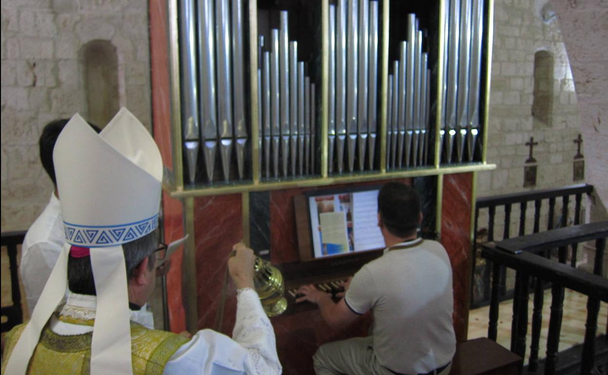 El obispo Luis Argüello bendiciendo el órgano.