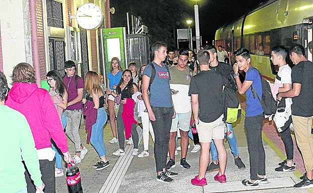 Decenas de jóvenes en la estación de tren de Viana de Cega, procedentes de Valladolid, en las fiestas del año pasado.