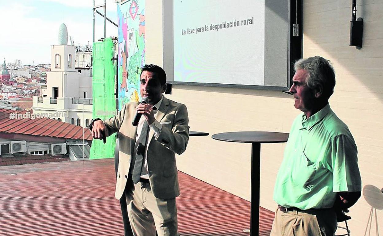 Sergio Muñoz presentó el Proyecto Adrados a empresarios, junto a José Luis García.