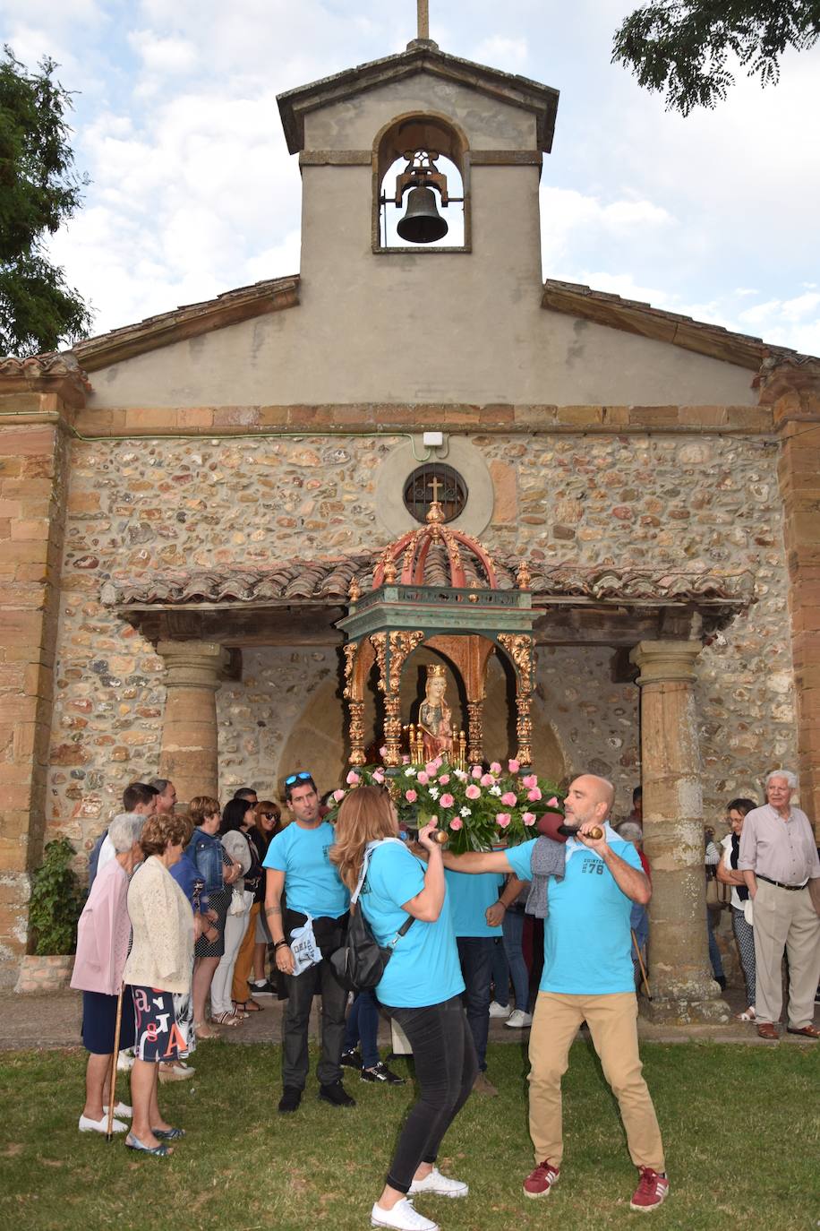 Los quintos portan la imagen. 