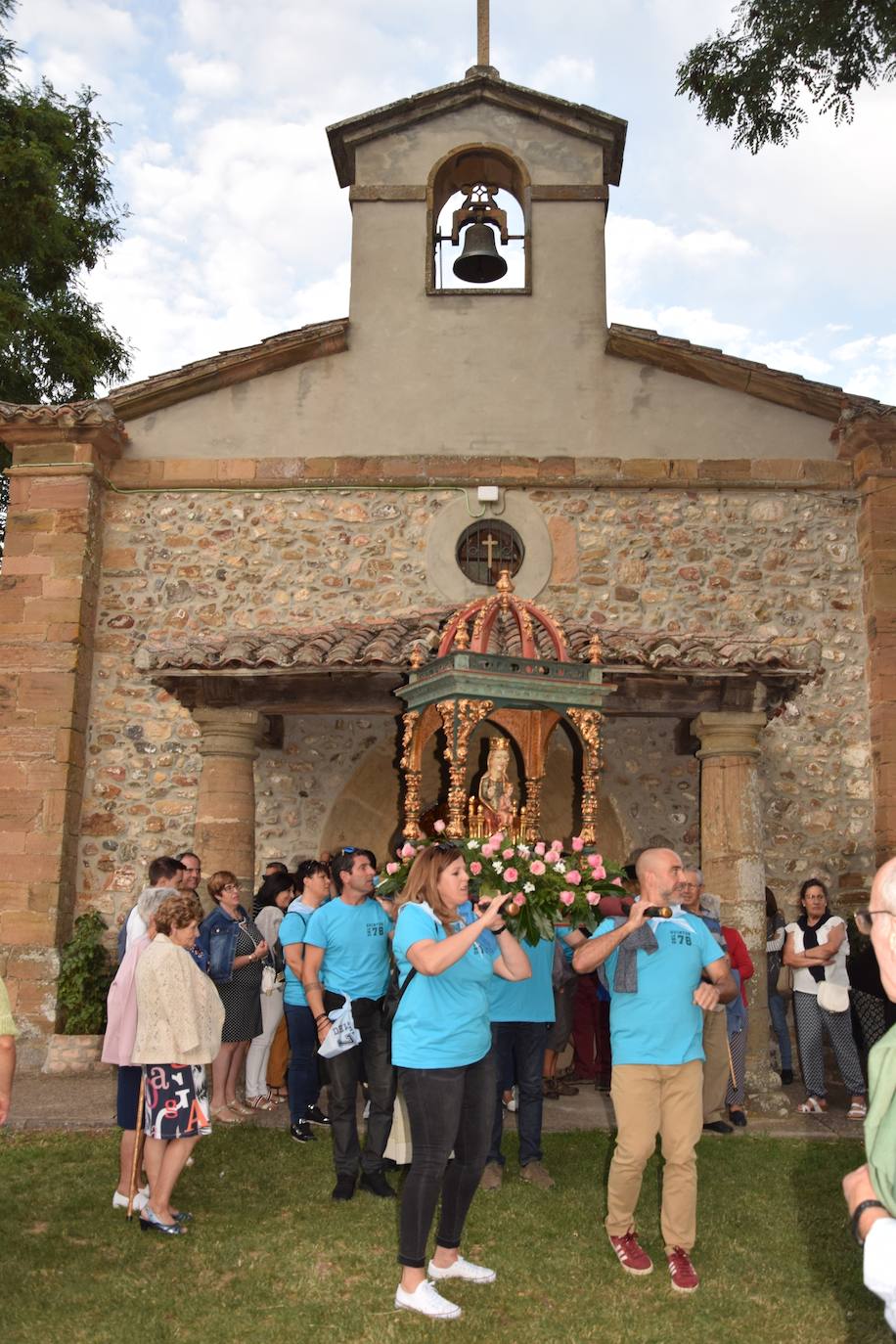 Los quintos portan la imagen. 