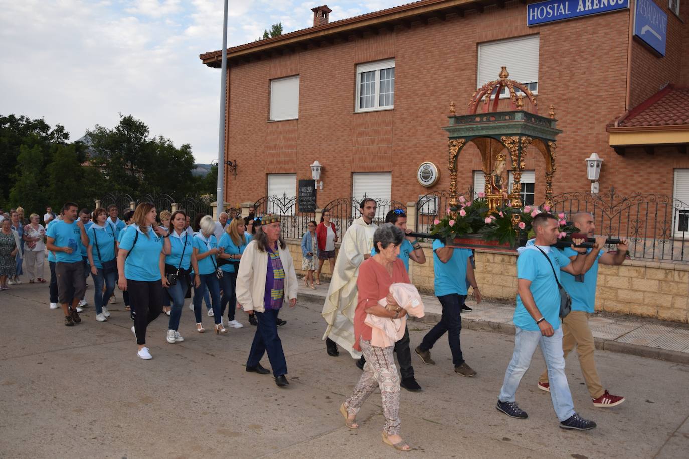 Los quintos portan la imagen. 