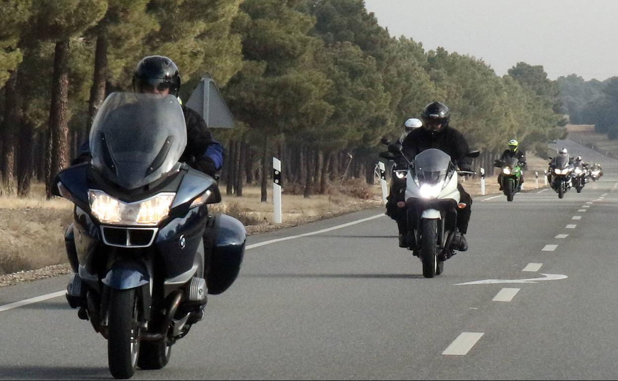 Un grupo de moteros en una carretera de Segovia.