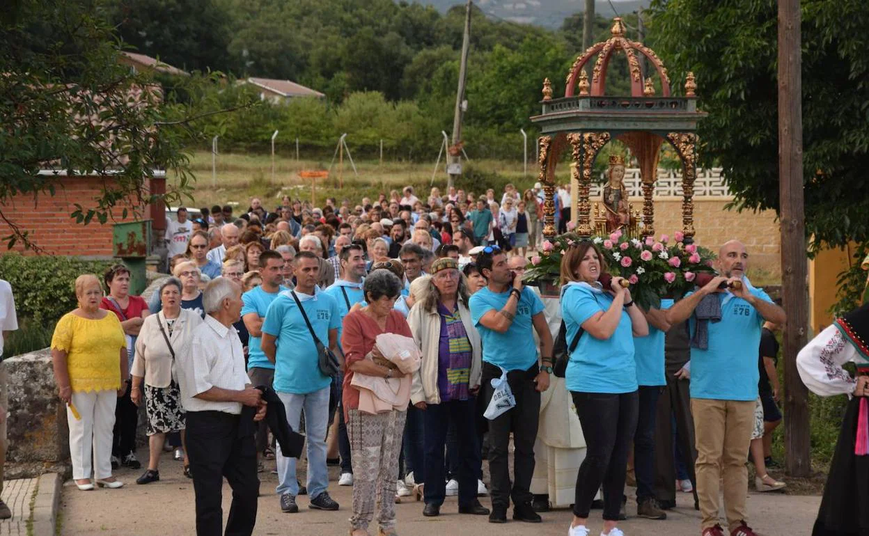 Los quintos del 76 portan en andas a la Virgen. 