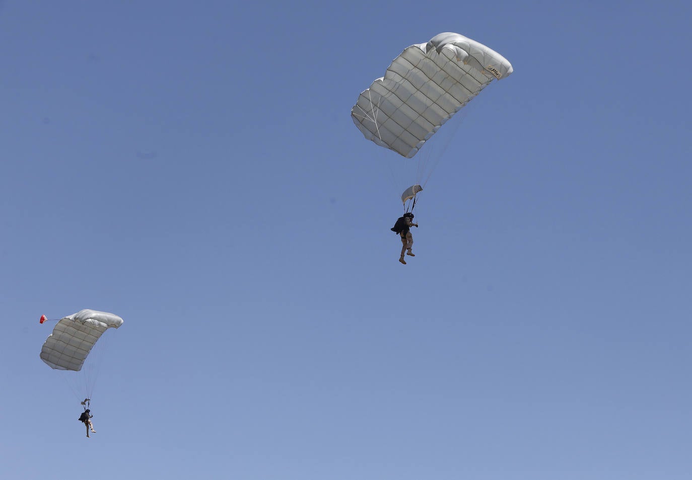 Fotos: Exhibición de paracaidistas del ejército en Villamuriel de Cerrato