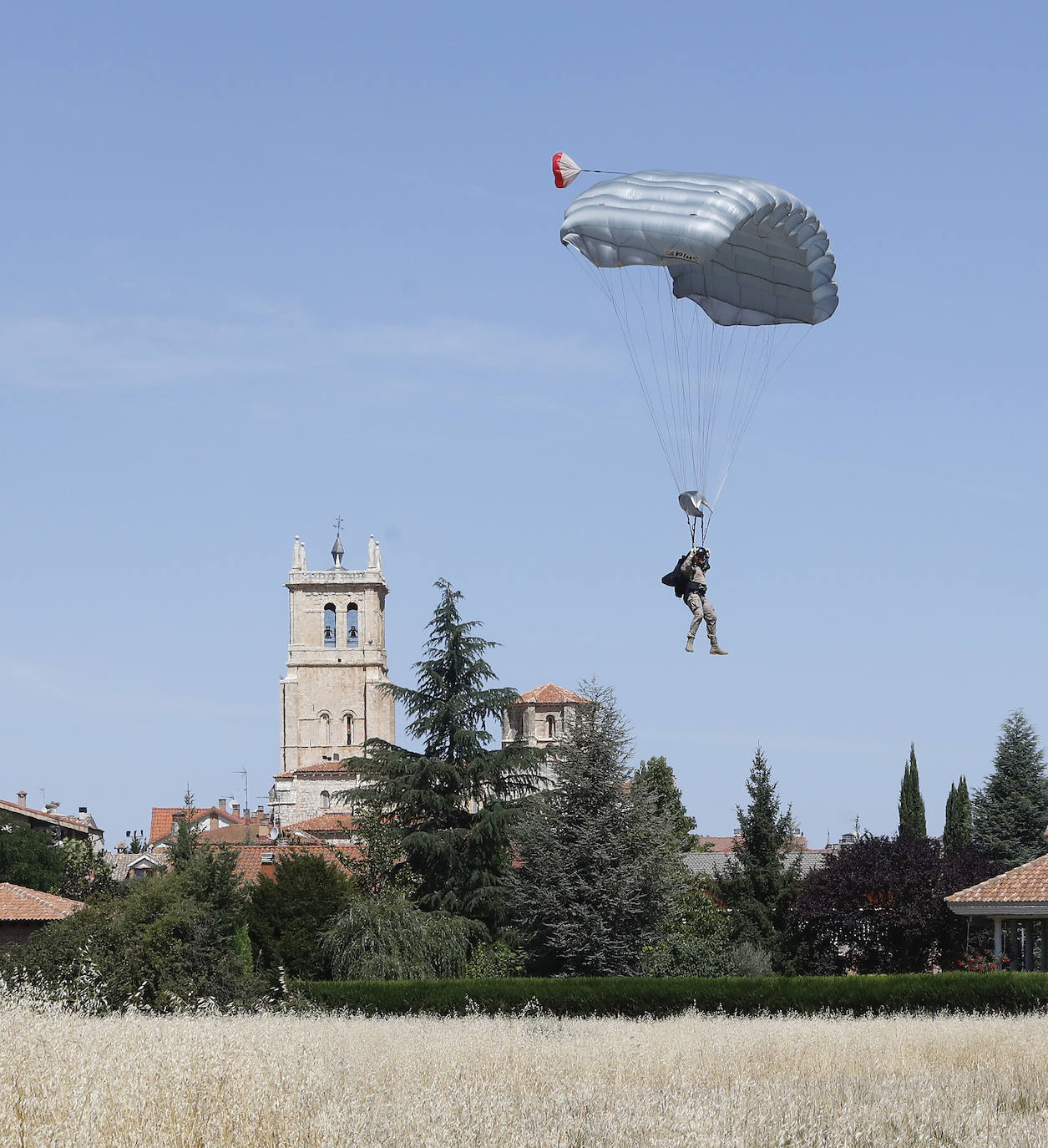 Fotos: Exhibición de paracaidistas del ejército en Villamuriel de Cerrato |  El Norte de Castilla