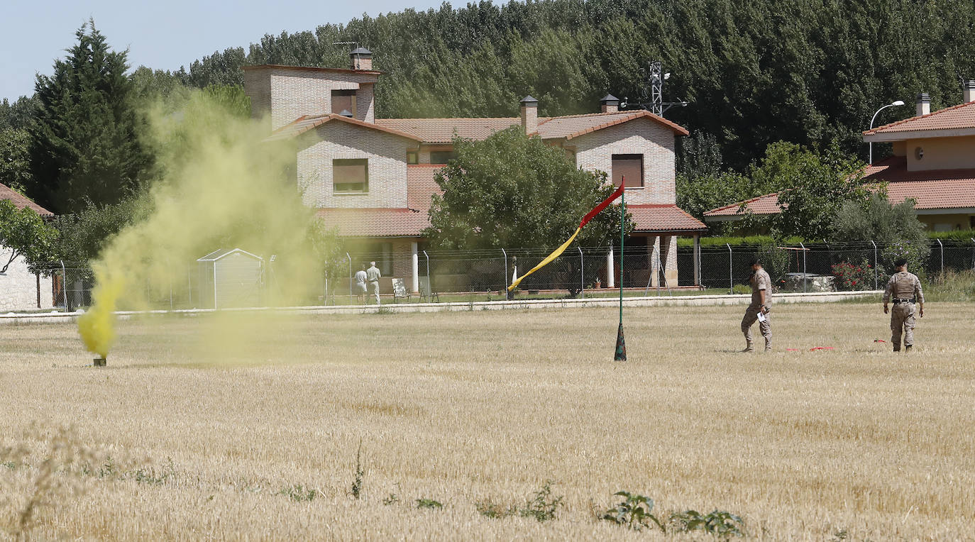 Fotos: Exhibición de paracaidistas del ejército en Villamuriel de Cerrato