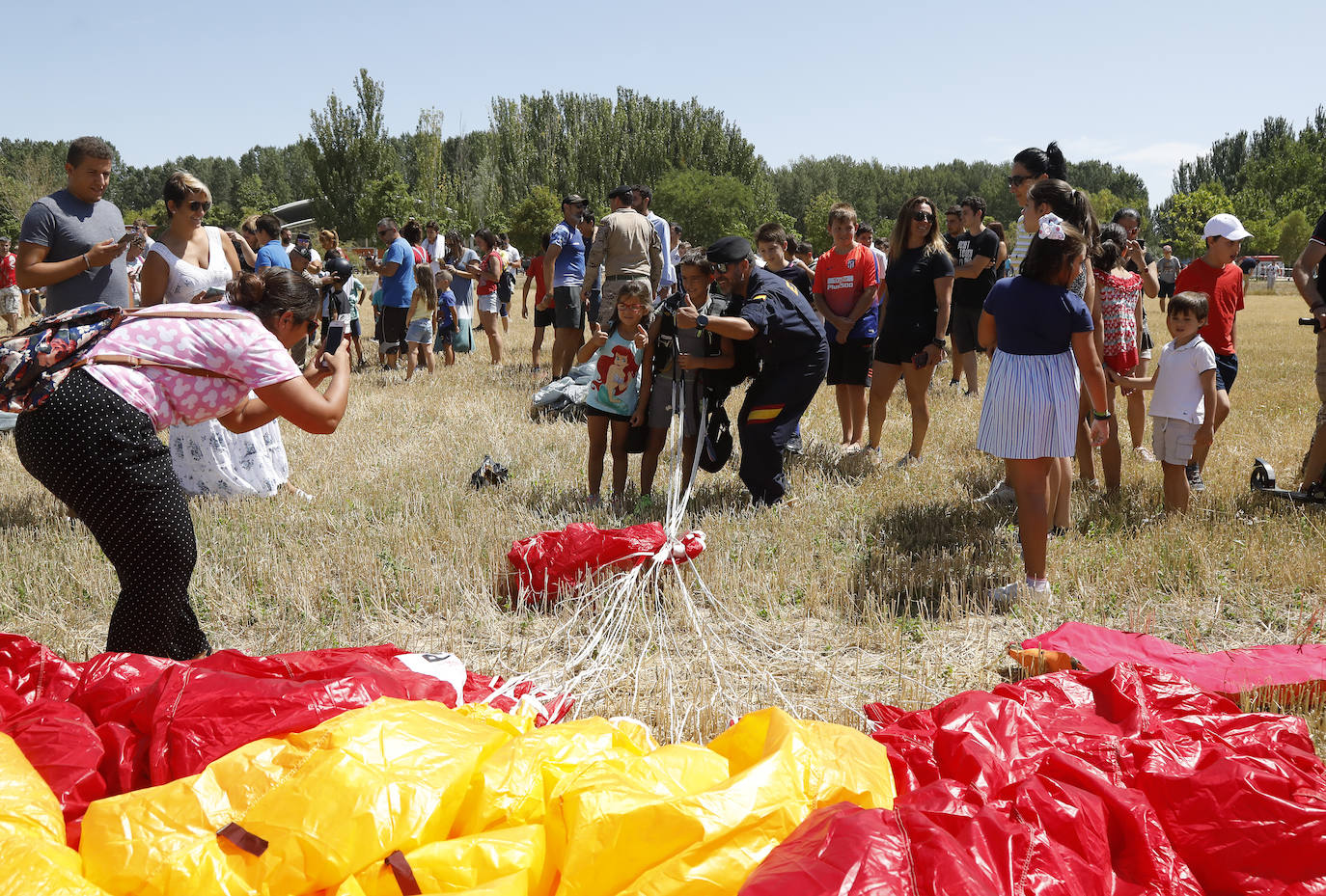Fotos: Exhibición de paracaidistas del ejército en Villamuriel de Cerrato