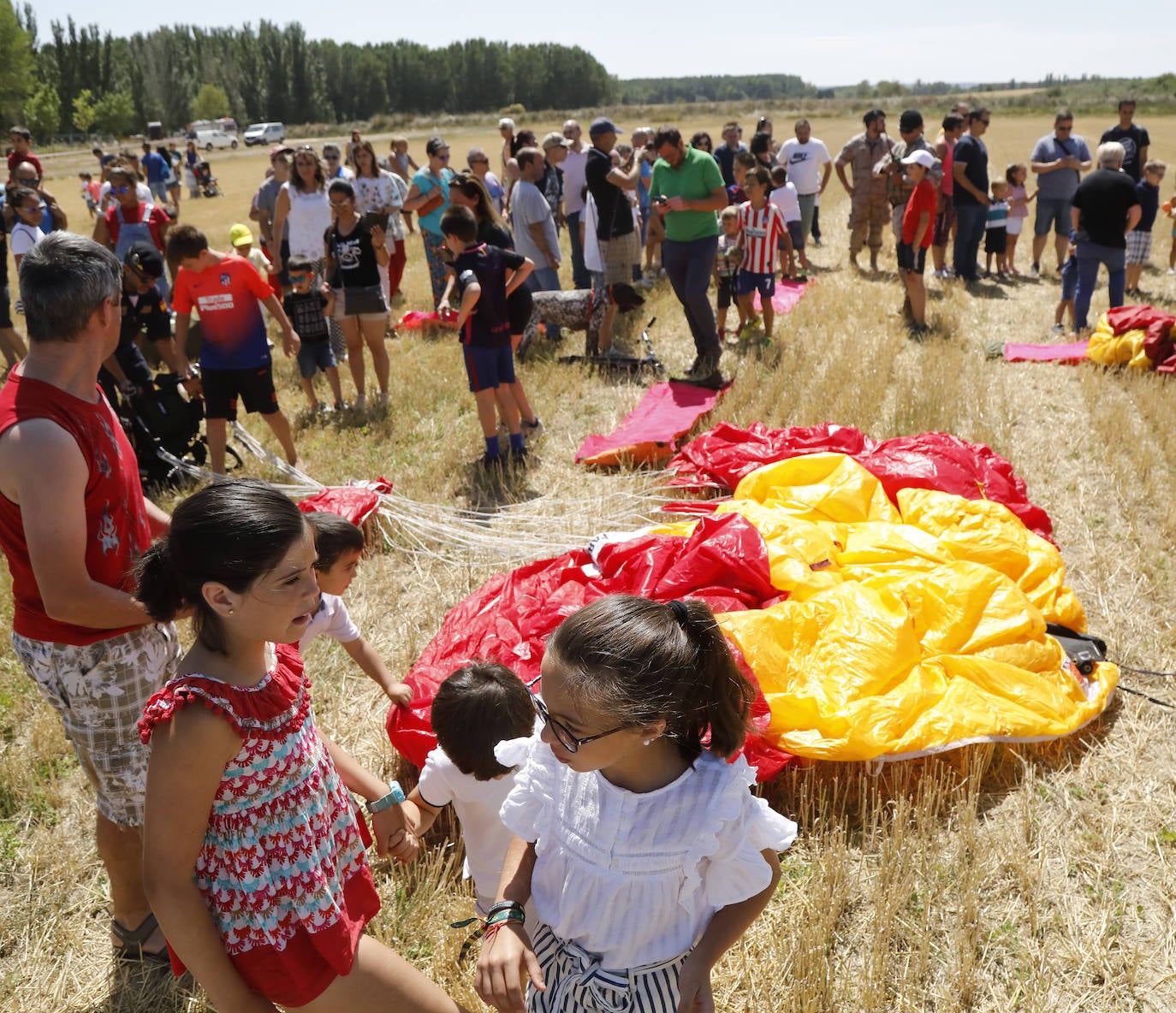 Fotos: Exhibición de paracaidistas del ejército en Villamuriel de Cerrato