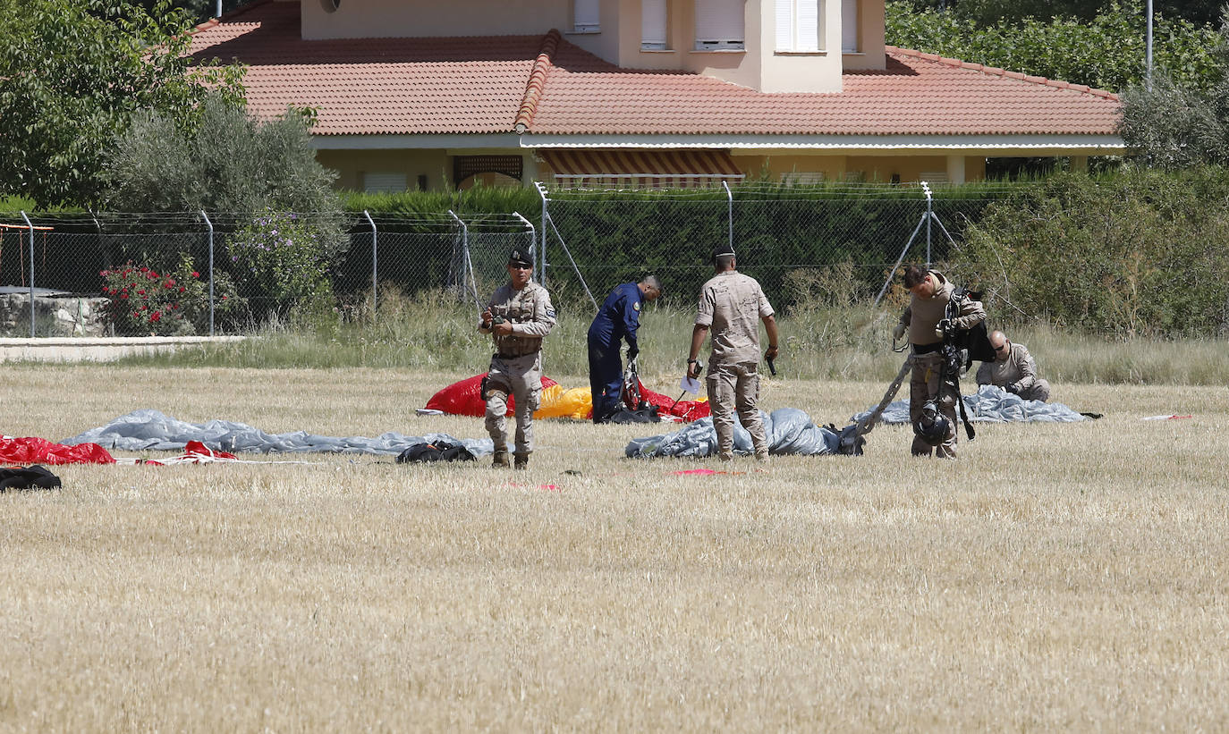 Fotos: Exhibición de paracaidistas del ejército en Villamuriel de Cerrato