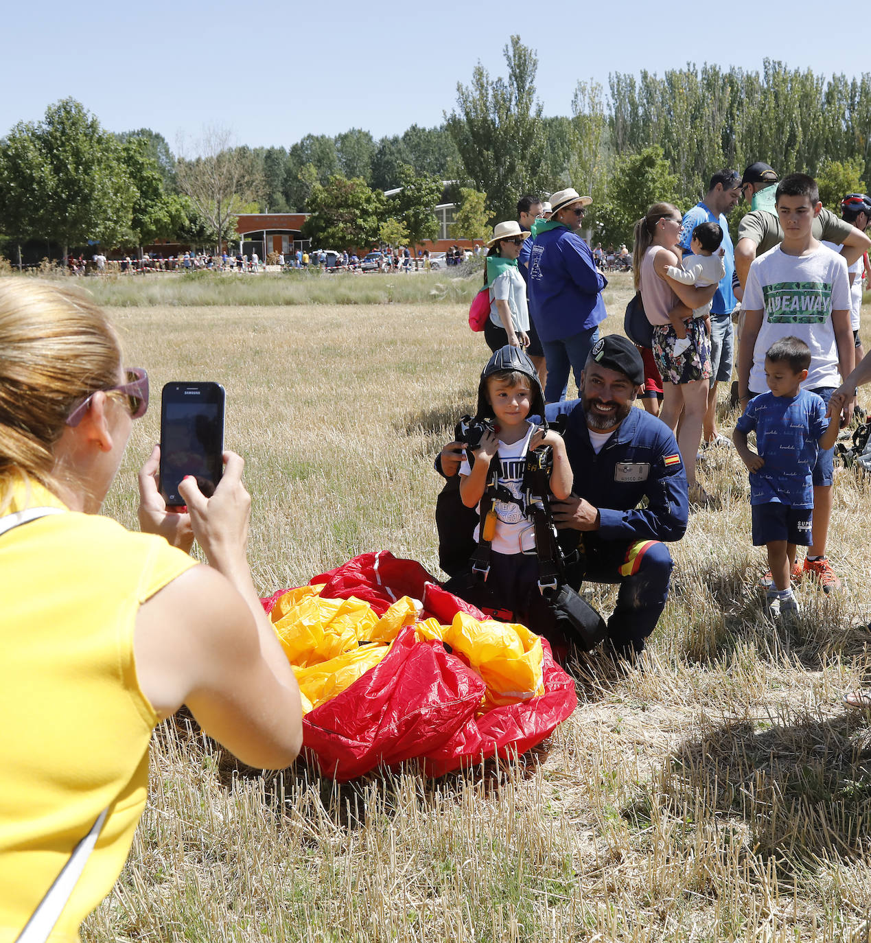 Fotos: Exhibición de paracaidistas del ejército en Villamuriel de Cerrato