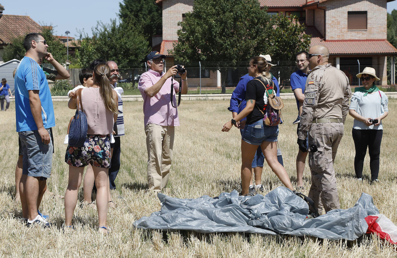 Fotos: Exhibición de paracaidistas del ejército en Villamuriel de Cerrato