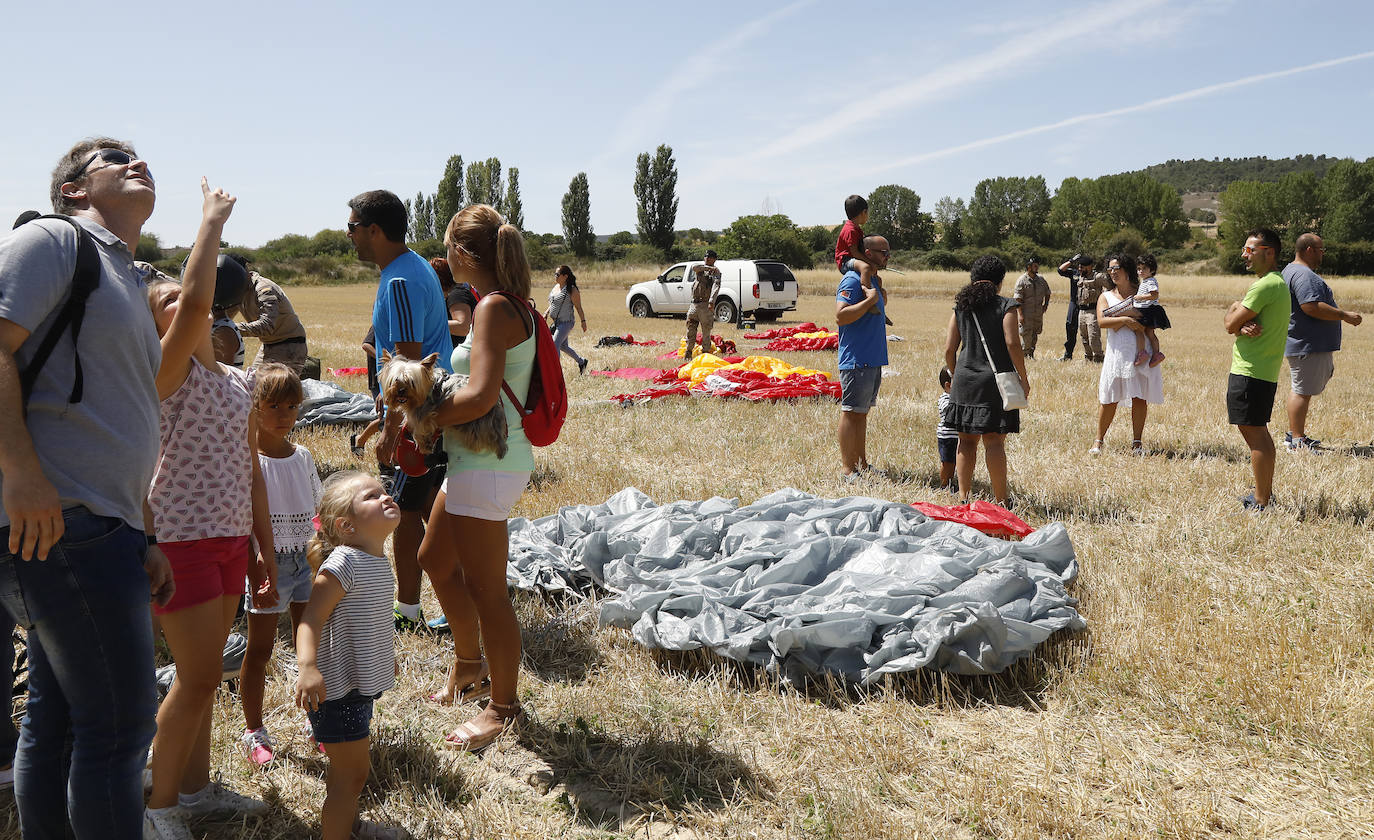 Fotos: Exhibición de paracaidistas del ejército en Villamuriel de Cerrato