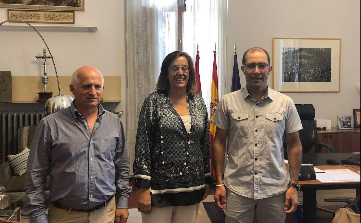 Urrbano Alonso, Angeles Armisén y Roberto Alonso, en su reunión en el Palacio Provincial.