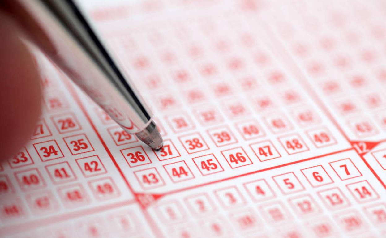 Una persona rellena un boleto.