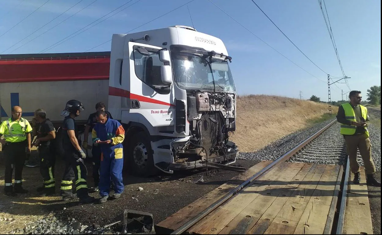 Camión golpeado por el tren en Husillos.