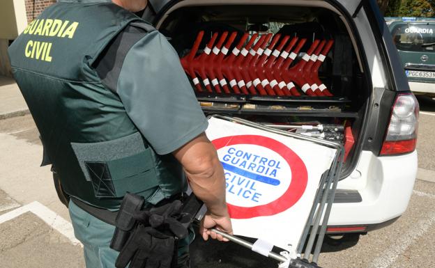 Imagen principal - Preparativos de la Unidad de Seguridad Ciudadana antes de intervenir en un municipio. 