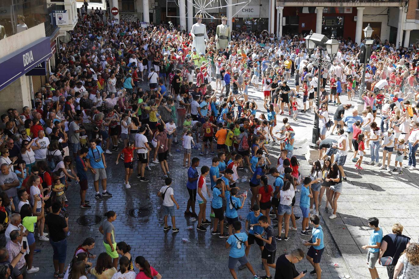 Fotos: Chupinazo y desfile de peñas de Peñafiel