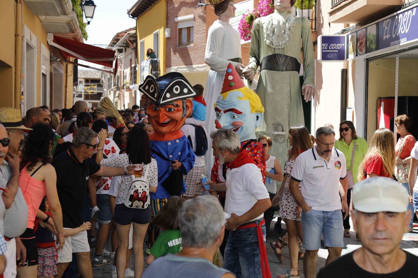 Fotos: Chupinazo y desfile de peñas de Peñafiel