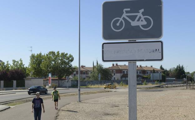 Imagen principal - Sorprendidos varios ciclistas en Valladolid tachando señales para favorecer su circulación