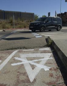 Imagen secundaria 2 - Sorprendidos varios ciclistas en Valladolid tachando señales para favorecer su circulación