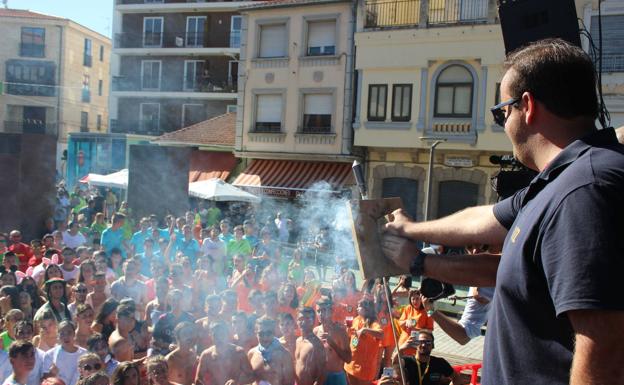 El alcalde, en el momento de lanzar el chupinazo.